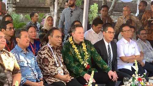 Elon Musk (pakai endek hijau) tiba di lokasi peresmian Starlink di Denpasar, Bali.