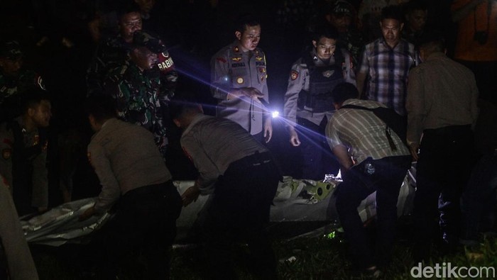 Evakuasi Bangkai Pesawat Jatuh di BSD Pesawat latih PK-IFP jatuh di kawasan BSD, Serpong, Tangerang Selatan. Puing-puing pesawat sedang dalam proses evakuasi.