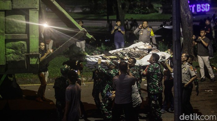 Evakuasi Bangkai Pesawat Jatuh di BSD Pesawat latih PK-IFP jatuh di kawasan BSD, Serpong, Tangerang Selatan. Puing-puing pesawat sedang dalam proses evakuasi.