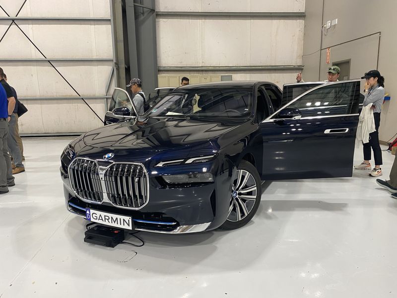 Salah satu produk konsep Garmin di segmen otomotif, panel entertainment terintegrasi untuk BMW.