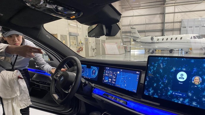 Salah satu produk konsep Garmin di segmen otomotif, panel entertainment terintegrasi untuk BMW.
