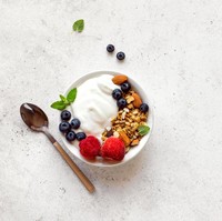 3 Makanan Terbaik untuk Jadi Topping Greek Yogurt, Bikin Lebih Bergizi