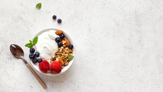 3 Makanan Terbaik untuk Jadi Topping Greek Yogurt, Bikin Lebih Bergizi