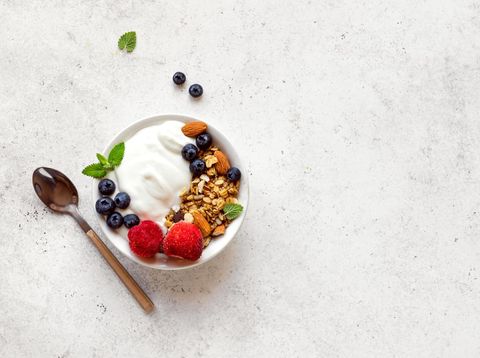 Greek yogurt dan kacang granola