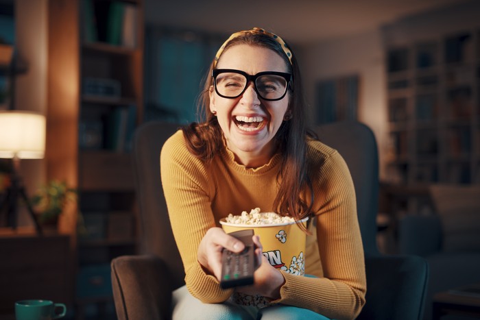 Ilustrasi Tertawa saat Nonton Film Ilustrasi Tertawa saat Nonton Film