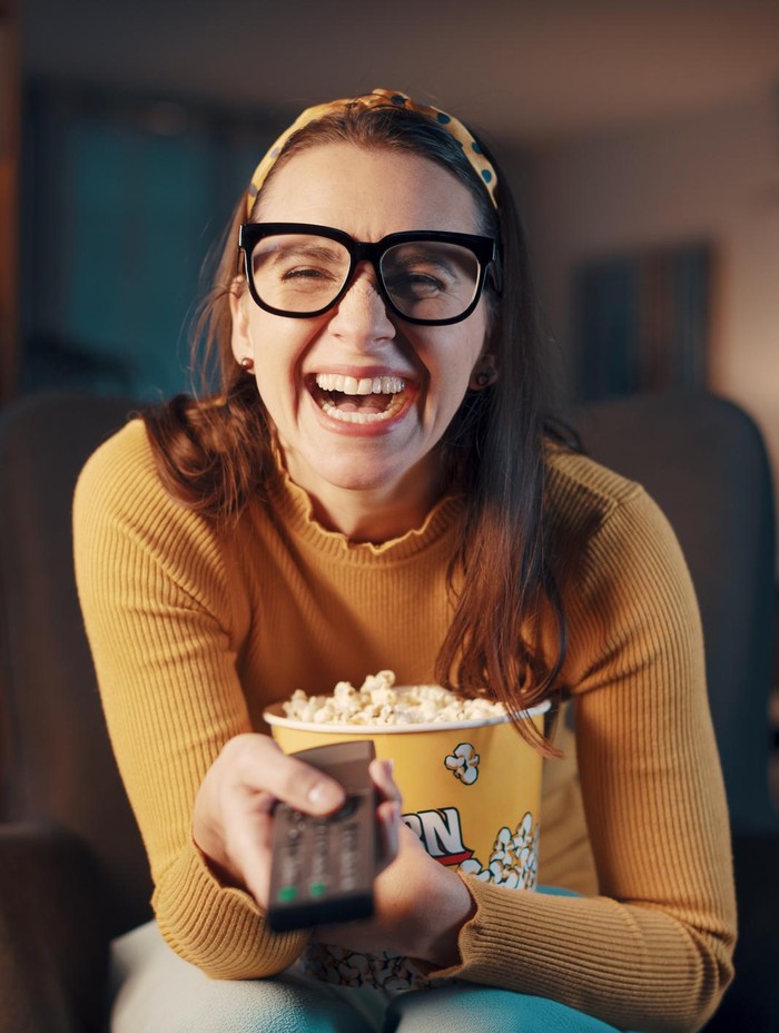 Ilustrasi Tertawa saat Nonton Film Ilustrasi Tertawa saat Nonton Film