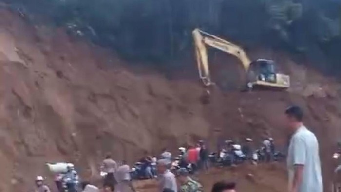 Jalur lintas di Rejang Lebong tertimbun longsor.