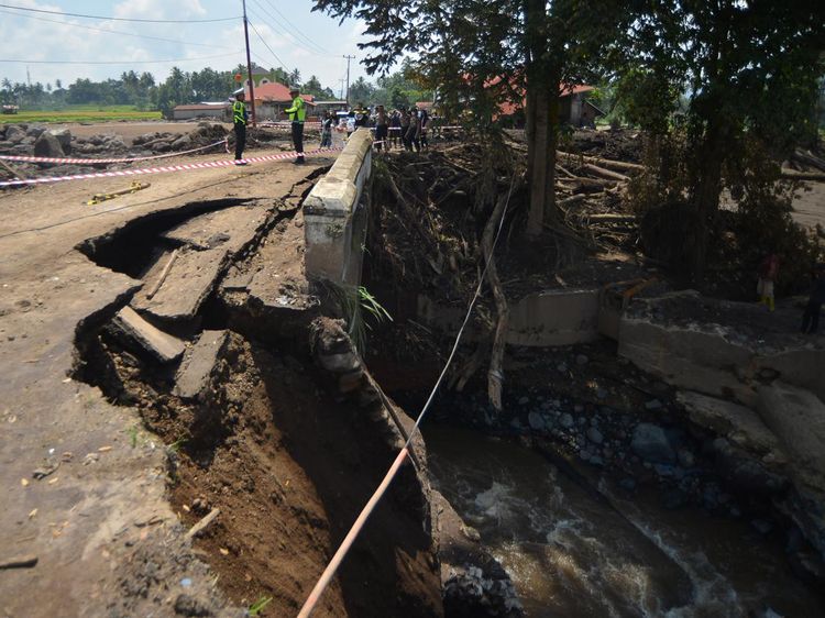 Jembatan di Tanah Datar Rusak Akibat Diterjang Banjir Bandang
