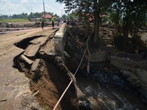 Jembatan di Tanah Datar Rusak Akibat Diterjang Banjir Bandang