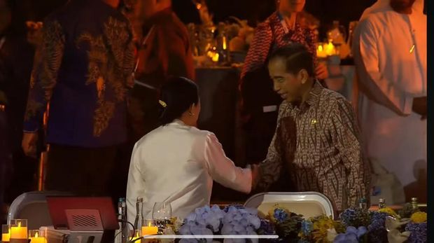 Jokowi menyalami Puan di WWF Bali (tangkapan layar)