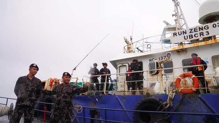 Kementerian Kelautan dan Perikanan (KKP), mengamankan satu kapal ikan asing (KIA) berbendera Rusia di laut Arafura, Maluku.