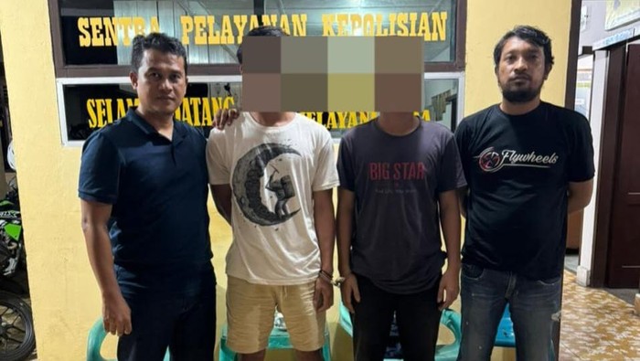 Kedua pelaku saat diamankan di Polsek. (Foto: Dok. Polsek Siantar Selatan).