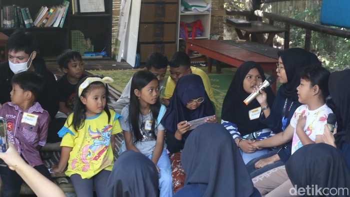 Kegiatan siswa di Komunitas Kagem Jogja, Ngaglik, Sleman, Minggu (19/5/2024).