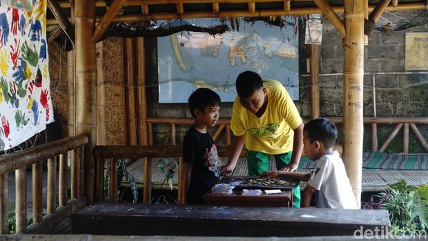 Kegiatan siswa di Komunitas Kagem Jogja, Ngaglik, Sleman, Minggu (19/5/2024).