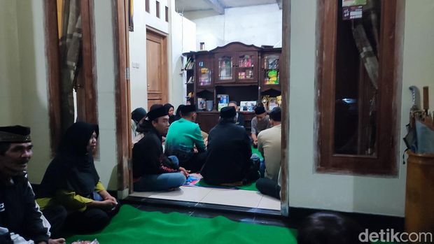 Keluarga korban pesawat jatuh di BSD, Pulu Darmawan (39), menggelar pengajian di rumah duka, Bandungan, Kabupaten Semarang, Minggu (19/5/2024).