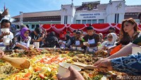 Wali Kota Surabaya Eri Cahyadi mengambil rujak uleg dari cobek raksasa berukuran 2,5 meter.