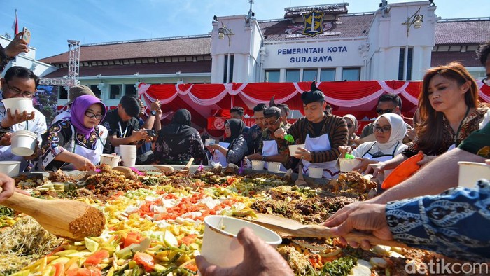 Kemeriahan Festival Rujak Uleg di Surabaya