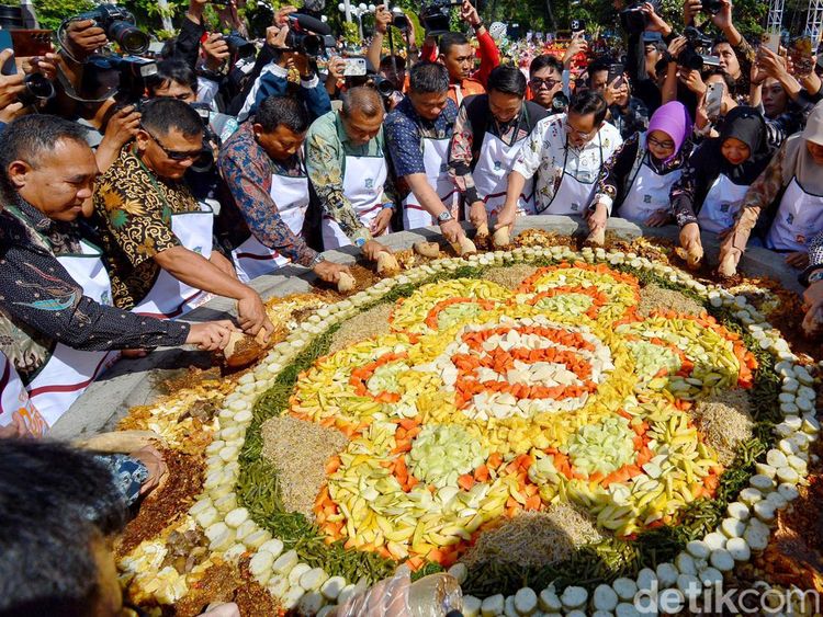 Potret Kemeriahan Festival Rujak Uleg di Surabaya