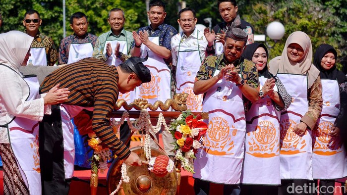Kemeriahan Festival Rujak Uleg di Surabaya