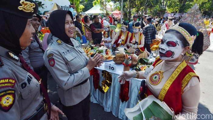 Kemeriahan Festival Rujak Uleg di Surabaya