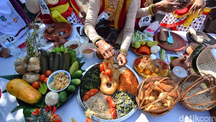 Meriah Festival Rujak Uleg Surabaya Bagi-bagi 3.000 Porsi Gratis