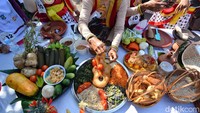 Salah satu peserta di Festival Rujak Uleg sedang menyiapkan beberapa bahan untuk rujak uleg.