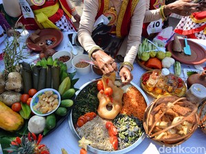 Meriah! Festival Rujak Uleg Surabaya Bagi-bagi 3.000 Porsi Gratis