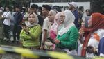Kerumunan Warga Melihat Lokasi Pesawat Jatuh di BSD