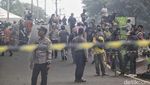 Kerumunan Warga Melihat Lokasi Pesawat Jatuh di BSD