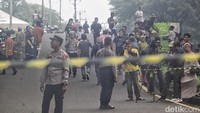 Lokasi pesawat jatuh ini diberi garis polisi.