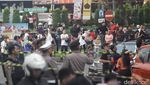 Kerumunan Warga Melihat Lokasi Pesawat Jatuh di BSD