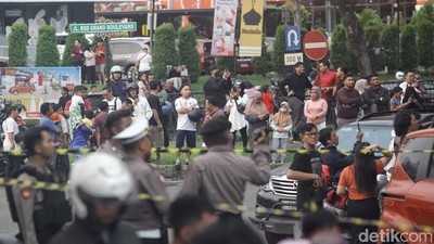Kerumunan Warga Melihat Lokasi Pesawat Jatuh di BSD