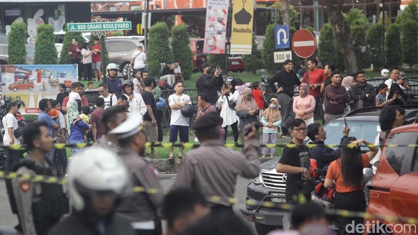 Kerumunan Warga Melihat Lokasi Pesawat Jatuh di BSD