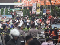 Kerumunan Warga Melihat Lokasi Pesawat Jatuh di BSD