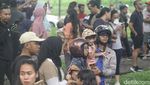 Kerumunan Warga Melihat Lokasi Pesawat Jatuh di BSD