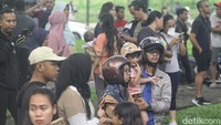 Tampak TKP dipadati oleh warga sekitar.