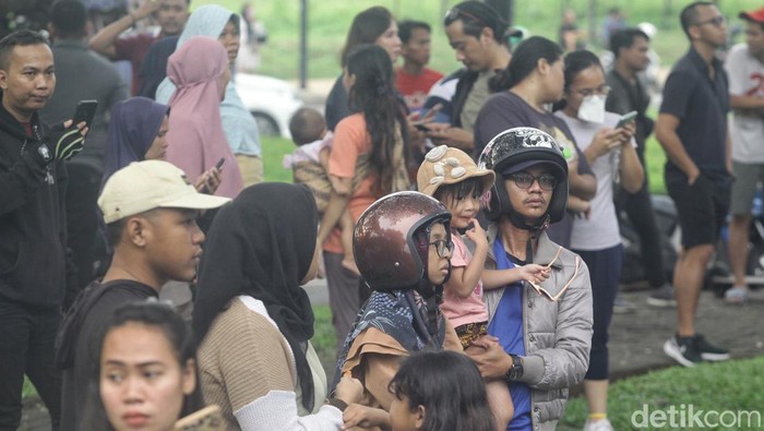 Tiga orang meninggal dunia setelah pesawat latih dengan nomor registrasi PK-IFP terjatuh di kawasan BSD, Tangerang Selatan. Polisi mengatakan korban meninggal akan dibawa ke RS Polri Kramat Jati.