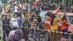 Kerumunan Warga Melihat Lokasi Pesawat Jatuh di BSD