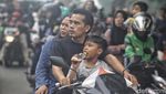 Kerumunan Warga Melihat Lokasi Pesawat Jatuh di BSD