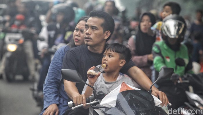 Tiga orang meninggal dunia setelah pesawat latih dengan nomor registrasi PK-IFP terjatuh di kawasan BSD, Tangerang Selatan. Polisi mengatakan korban meninggal akan dibawa ke RS Polri Kramat Jati.