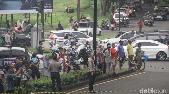 Kerumunan Warga Melihat Lokasi Pesawat Jatuh di BSD Tiga orang meninggal dunia setelah pesawat latih dengan nomor registrasi PK-IFP terjatuh di kawasan BSD, Tangerang Selatan. Polisi mengatakan korban meninggal akan dibawa ke RS Polri Kramat Jati.