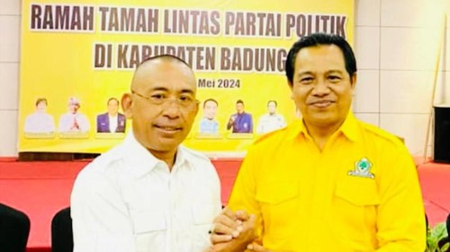 Ketua DPD Golkar Badung I Wayan Suyasa (kanan) berjabat dengan Ketua DPC Gerindra Badung I Wayan Disel Astawa siap maju Pilbup Badung 2024. (Dok. I Wayan Suyasa)