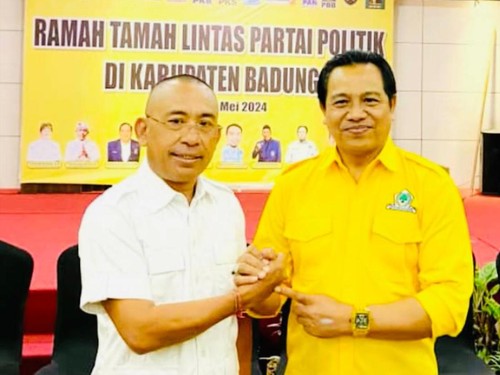 Ketua DPD Golkar Badung I Wayan Suyasa (kanan) berjabat dengan Ketua DPC Gerindra Badung I Wayan Disel Astawa siap maju Pilbup Badung 2024. (Dok. I Wayan Suyasa)