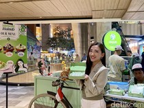 Mencicipi Enaknya Klepon Mama Muda yang Kenyal dan Meletus di Mulut