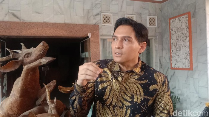 Lucky Hakim.