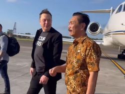 Berbatik Hijau Didampingi Menkominfo, Elon Musk Resmikan Starlink di Bali