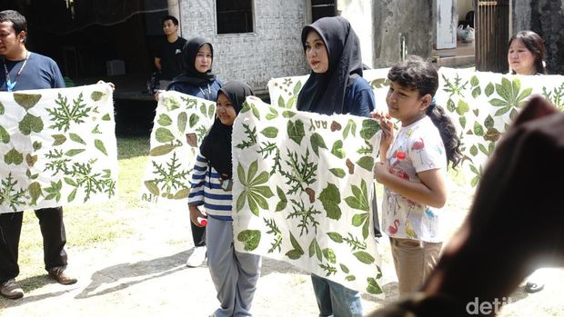 Mahasiswa PPG Prajabatan UST PGSD 005 Kelompok C mengajari anak-anak Komunitas Kagem Jogja membuat kerajinan ecoprint, Minggu (19/5/2024).