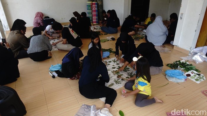 Mahasiswa PPG Prajabatan UST PGSD 005 Kelompok C mengajari anak-anak Komunitas Kagem Jogja membuat kerajinan ecoprint, Minggu (19/5/2024).