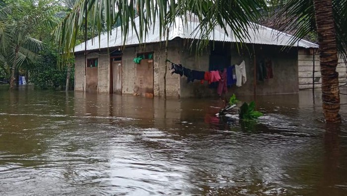 Banjir merendam 150 rumah warga Desa Algadang di Kabupaten Kepulauan Aru, Maluku.