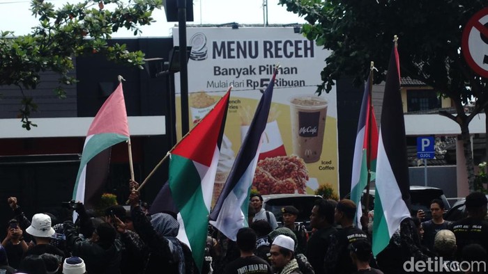 Massa aksi bela Palestina yang tergabung dalam Aliansi Ormas Islam DIY-Jateng demo di depan gerai McD Jombor, Sleman, Minggu (19/5/2024).
